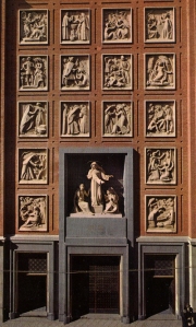 Retablo de piedra de Penella sobre la vida de Santa Rita en la fachada de la iglesia.